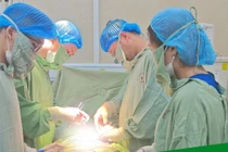 Bụng to nhanh thiếu nữ 18 tuổi không ngờ u buồng trứng khổng lồ