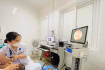 Bé 3 tuổi đút hạt đỗ tương vào tai, bác sĩ cảnh báo nguy hiểm