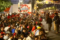 Nghìn người ngủ đêm trên hè phố chờ tổng duyệt diễu binh 30/4 