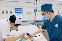 Hy hữu: Bé gái 2 tuổi nuốt 27 cục nam châm gây thủng ruột, dạ dày