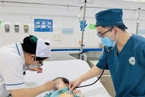 Hy hữu: Bé gái 2 tuổi nuốt 27 cục nam châm gây thủng ruột, dạ dày