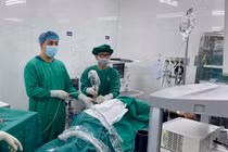 Tán sỏi tiên tiến cứu thận duy nhất cho người đàn ông 46 tuổi