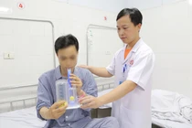 Hy hữu: Ho mạnh người đàn ông nguy kịch do vỡ kén khí, tràn máu phổi