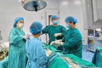 Bóc tách u bì buồng trứng có xương và tóc cho nữ bệnh nhân 35 tuổi