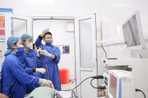 Gắp hạt hồng xiêm trú ngụ 1 tháng trong phế quản cụ bà 75 tuổi