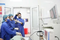 Gắp hạt hồng xiêm trú ngụ 1 tháng trong phế quản cụ bà 75 tuổi