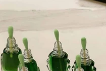 Cắm chiếc tăm bông vào lọ dầu gió, mẹo nhỏ xử lý mọi rắc rối