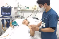 Liệt toàn thân... sau mũi tiêm trị đau cổ vai gáy