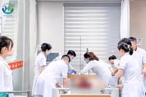 Cứu bệnh nhi đuối nước, không có người thân đi cùng