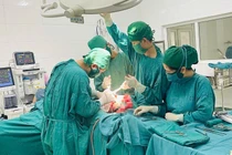 Cắt u mỡ tái phát lần 4 nặng hơn 8kg cho người phụ nữ 56 tuổi