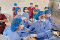 Hút dịch màng phổi thai nhi từ trong bụng mẹ