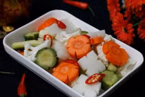 Tết ăn rau củ muối chua đỡ ngán nhưng ăn kiểu này hại vô cùng