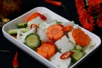 Tết ăn rau củ muối chua đỡ ngán nhưng ăn kiểu này hại vô cùng