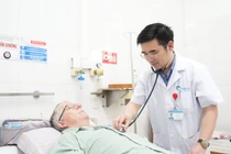 Đi du lịch, người đàn ông Pháp bị nhồi máu cơ tim cấp nguy kịch