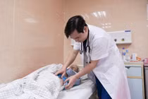 Đóng đinh nội tủy chữa gãy liên mấu chuyển xương đùi tránh di chứng