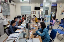 Giải quyết thủ tục cho người dân tại Bảo hiểm Xã hội quận Thanh Xuân - Ảnh: Báo Hà Nội Mới 