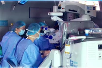 Tìm lại ánh sáng trên mắt độc nhất cho cụ ông đụng dập nhãn cầu