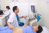 Đau bụng dữ dội người phụ nữ 28 tuổi không ngờ u buồng trứng lớn xoắn