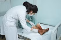 Ngâm chân với bột lá, người phụ nữ bị hoại tử 2 bàn chân nghiêm trọng