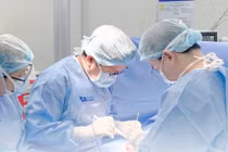 Các bác sĩ đang phẫu thuật cho bệnh nhân. Ảnh BVCC