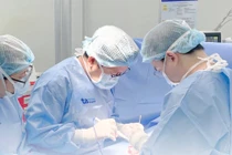 Các bác sĩ đang phẫu thuật cho bệnh nhân. Ảnh BVCC