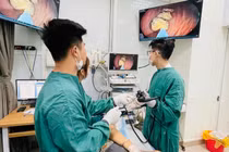 Đầy bụng, chán ăn, cụ bà 65 tuổi không ngờ bã thức ăn đầy dạ dày