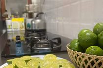 Tác hại của trào lưu thần thánh hóa nước cốt chanh, nhỏ cả vào mắt...