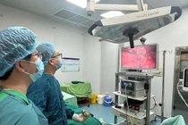 Đang cắt cỏ, người đàn ông bị viên sỏi nhỏ bắn xuyên bụng gây thủng ruột