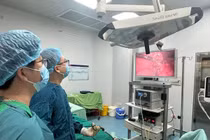 Đang cắt cỏ, người đàn ông bị viên sỏi nhỏ bắn xuyên bụng gây thủng ruột