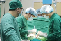 U trung thất là khối u nằm ở trong lồng ngực, phát triển lặng lẽ và ít khi được phát hiện sớm. Nếu không được phát hiện, phẫu thuật loại bỏ kịp thời có thể chèn ép vào tim, phổi, mạch máu lớn….