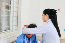 Đắp lá thuốc để giảm đau, người đàn ông 51 tuổi bị sưng nề cánh tay