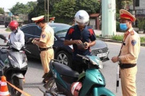 Xe máy vượt đèn đỏ... nâng mức phạt lên 4-6 triệu đồng?