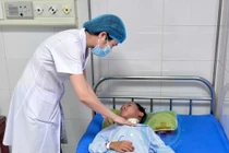 Chơi cạnh cửa lớp bé trai 9 tuổi bị mảnh kính đâm sâu vào cổ