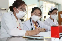 Bé 2 tuổi bỏng toàn bộ khoang miệng do uống nhầm bột thông cống