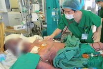 Ăn lòng lợn người đàn ông 49 tuổi nhập viện nguy kịch