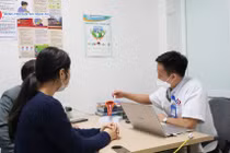 Bác sĩ tư vấn cho vợ chồng bệnh nhân 