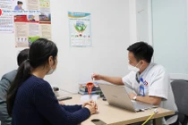 Bác sĩ tư vấn cho vợ chồng bệnh nhân 