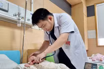 Ho nhẹ, bé trai 01 tháng tuổi suy hô hấp, viêm phổi nặng do RSV