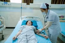 Hiếp gặp: Cứu sống bệnh nhân tắc toàn bộ động mạch chủ bụng và thận