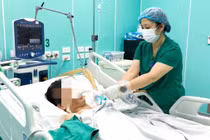 Sốt và đau đầu, thanh niên 22 tuổi nguy kịch do viêm não mô cầu