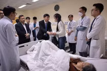 Các bác sĩ cấp cứu căng mình cứu chữa người bệnh vào thời khắc giao thừa