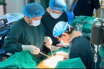 1 năm sau mãn kinh phát u xơ tử cung chiếm toàn bộ ổ bụng