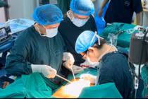 1 năm sau mãn kinh phát u xơ tử cung chiếm toàn bộ ổ bụng