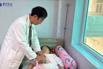 Trẻ mới sinh cũng có thể bị u buồng trứng, bác sĩ mách cách phát hiện