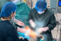 Ca mổ thần tốc cứu chân dập nát do xe tải đâm