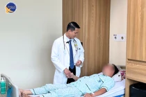 Đang chơi phòng khách bất ngờ đột quỵ tưởng không qua khỏi, phục hồi ngoại mục