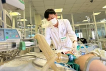 Mổ tại chỗ cứu bệnh nhân nặng hơn 100kg, hôn mê sâu do xuất huyết não