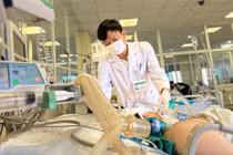 Mổ tại chỗ cứu bệnh nhân nặng hơn 100kg, hôn mê sâu do xuất huyết não