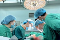 Đeo găng tay rộng, thanh niên 22 tuổi bị đứt lìa ngón trỏ khi vận hành máy