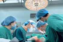 Đeo găng tay rộng, thanh niên 22 tuổi bị đứt lìa ngón trỏ khi vận hành máy